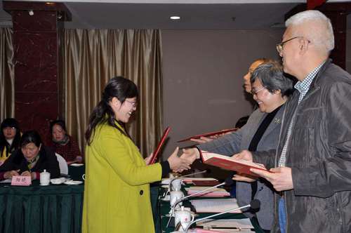 市委常委、统战部部长石艳萍给支部颁奖