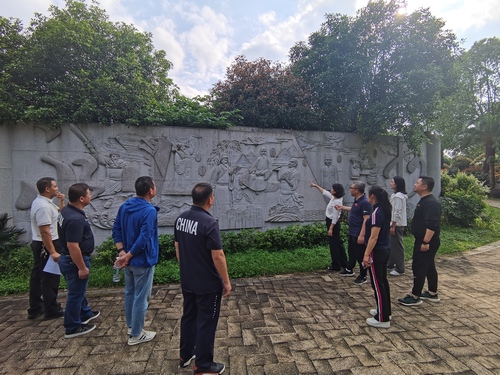 参观《爱莲说》、《廉政赋》等碑文、廉政故事背景墙